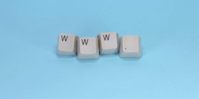 Keyboard keys spelling WWW on blue background.